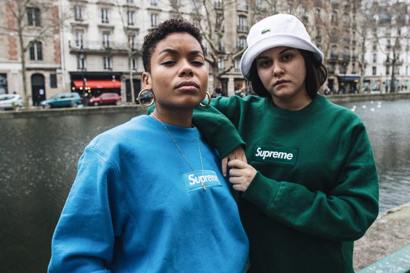 Les Sweats Box Logo De Supreme S'Affichent Dans Les Rues De Paris