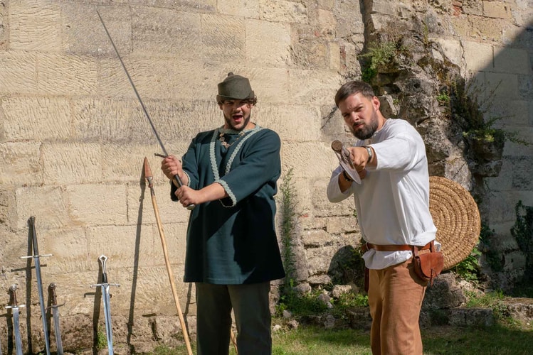 SADEK & XAVIER S'Essaient À La Lutte Médiévale Dans Le Nouvel Épisode De Leur Série