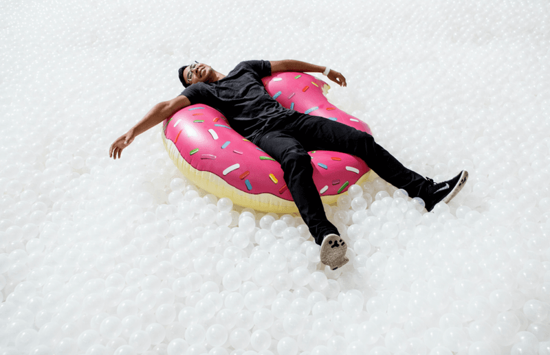 Une Piscine À Balles Géante A Ouvert À Paris