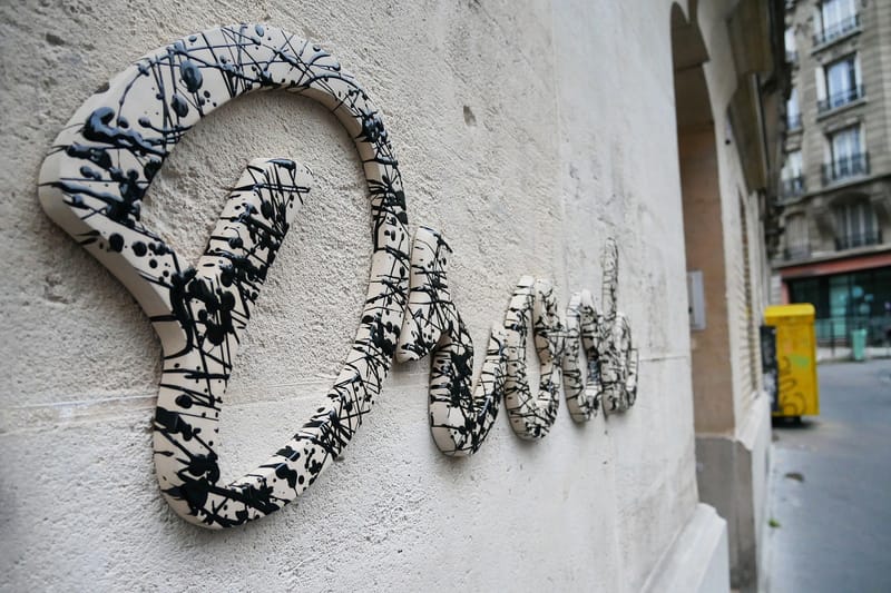 Cet Artiste Installe Des Céramiques À La Place De Graffitis Pour Questionner Le Rapport Au Vandalisme