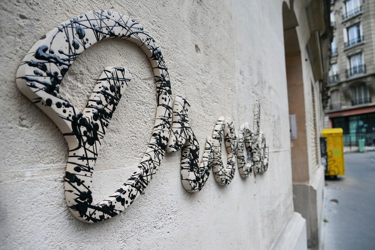 Cet Artiste Installe Des Céramiques À La Place De Graffitis Pour Questionner Le Rapport Au Vandalisme