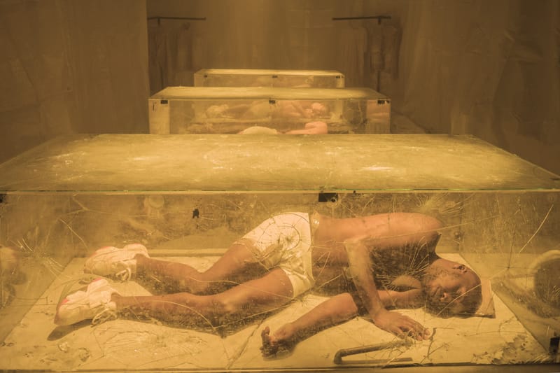 Mannequins Enfermés Dans Des Cages De Verre, Han Kjøbenhavn Et PUMA Questionnent Le Futur Dans Leur Installation