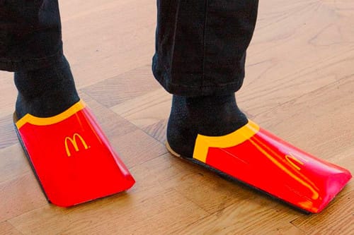 McDonald's Trolle Balenciaga Sur Ses Sandales Façon Cartons De Frites