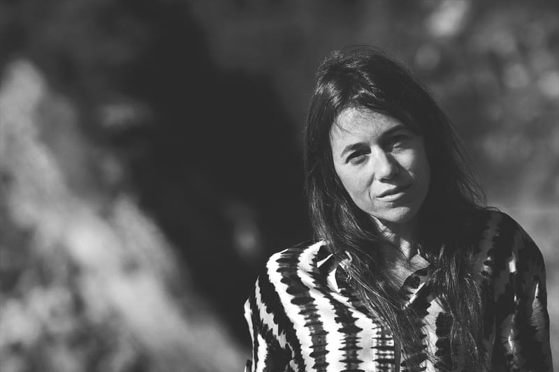 On a parlé de dessins, de photos et d'Ateyaba avec Charlotte Gainsbourg - Interview