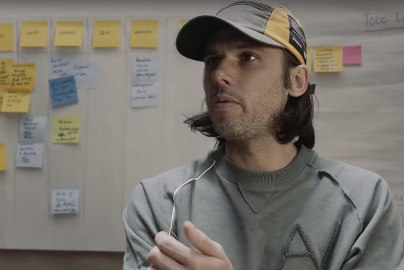 D'une usine à Caen en passant par la Suisse, Orelsan et Sébastien Strappazon racontent les dessous d'AVNIER dans un documentaire