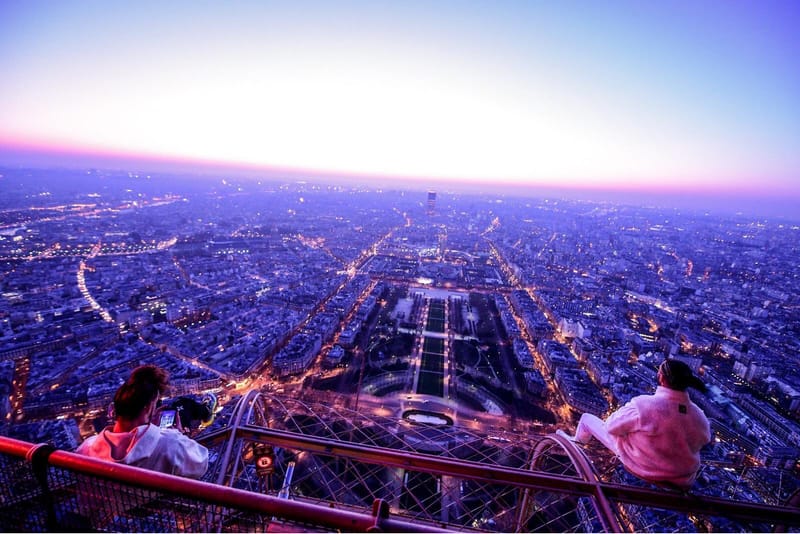 PNL posé au sommet de la Tour Eiffel dans "Au DD", que représente ce symbole pour les jeunes de banlieue ?