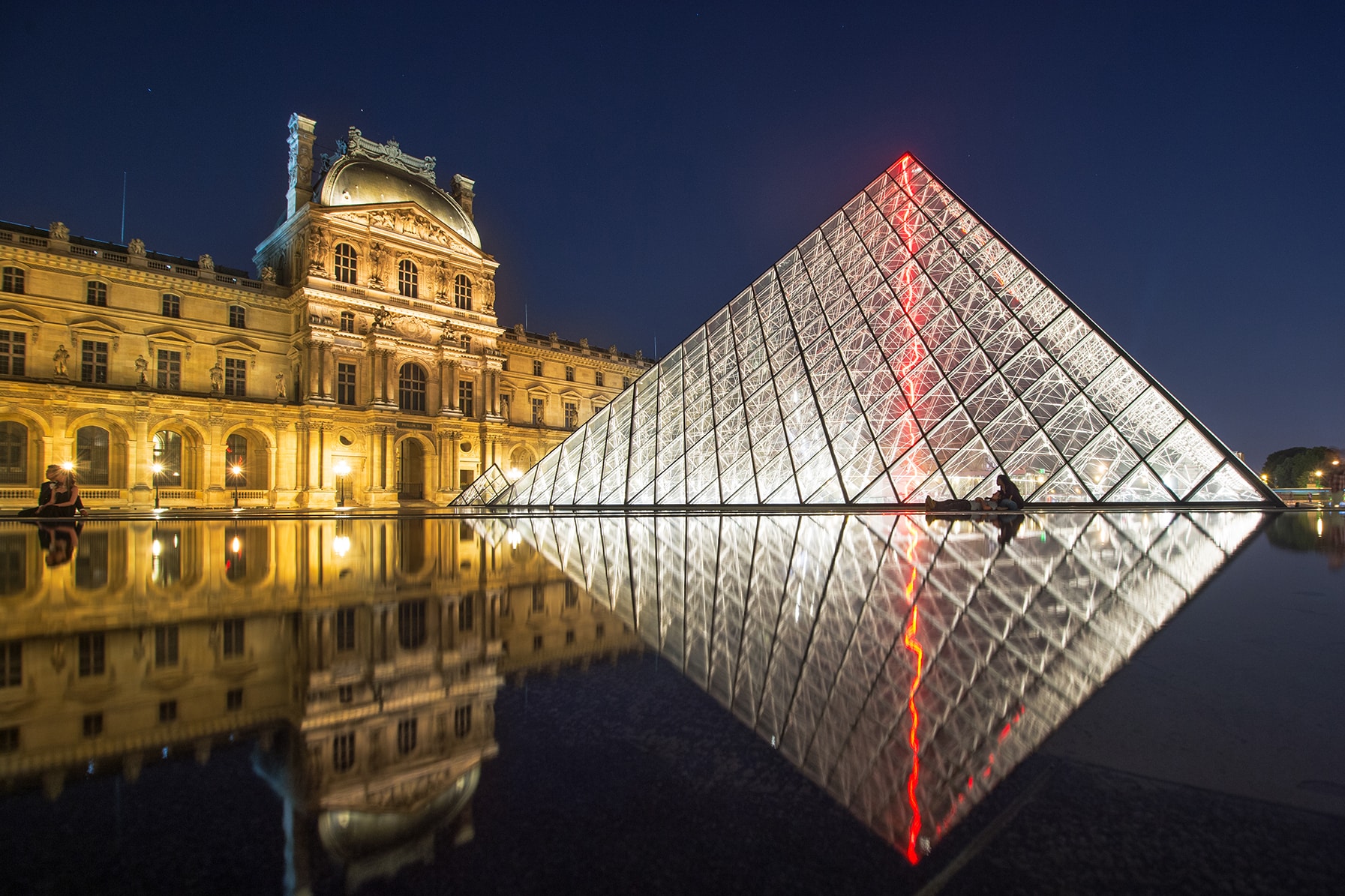 Louvre Pyramide Airbnb concours nuit chambre visite inscription
