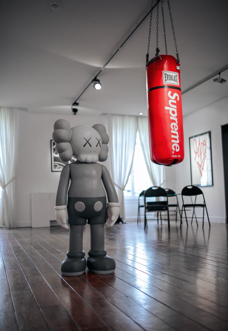 Photo exposition Artcurial Supreme KAWS