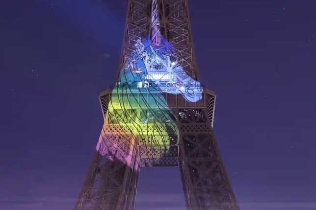 L'artiste français John Hamon projette une licorne sur la Tour Eiffel
