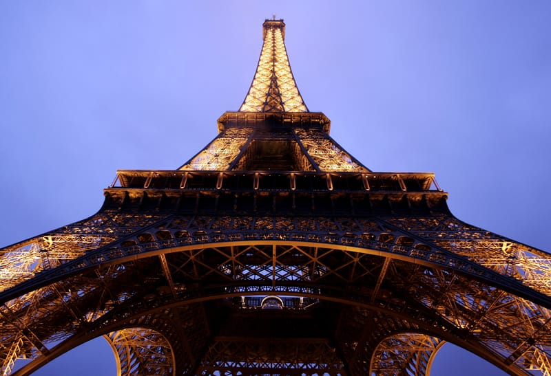 L'incroyable cliché de la Tour Eiffel touchée par la foudre ce mercredi
