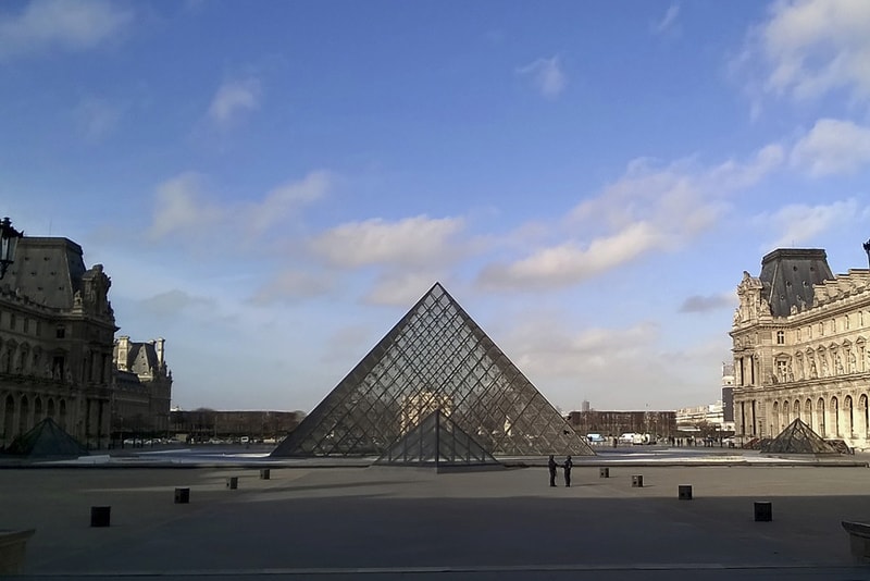 Louvre pyramide airbnb concert billeterie