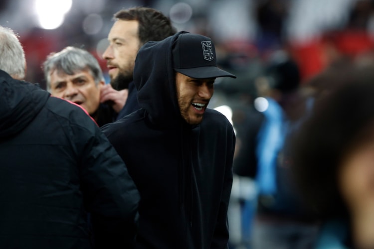 Neymar offre un aperçu porté de la Patta x Air Jordan 7 et du tracksuit de la collab