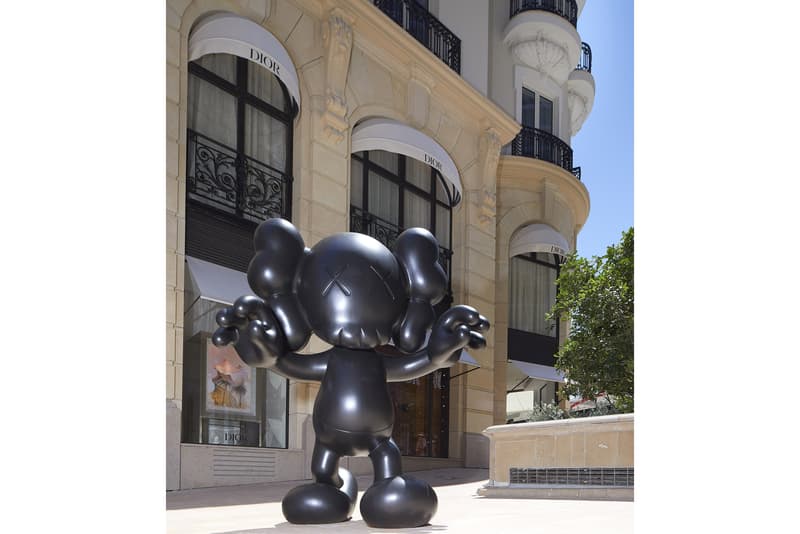 KAWS companion vente enchère artcurial monaco photos