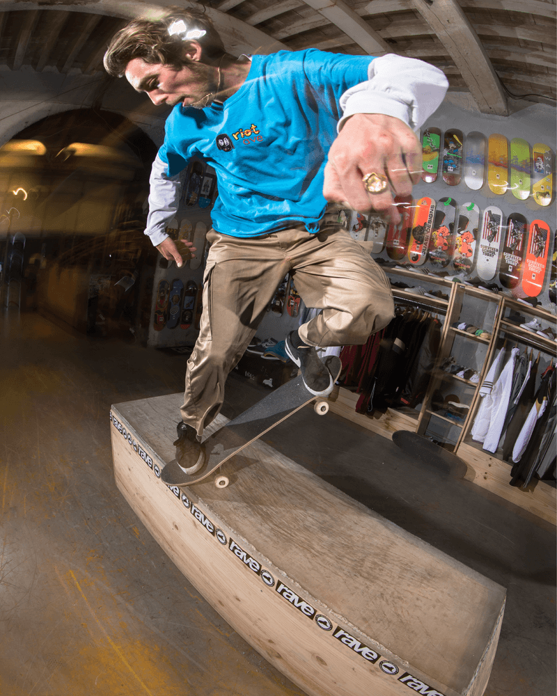Photo de la collection RAVE Skateboards x RIOT