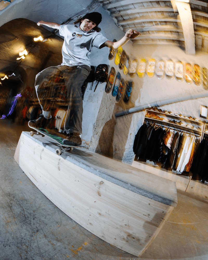 Photo de la collection RAVE Skateboards x RIOT