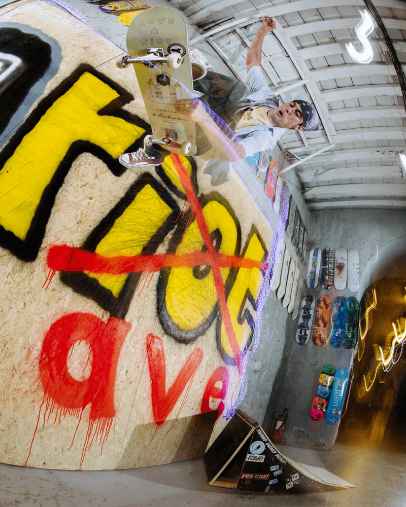 Photo de la collection RAVE Skateboards x RIOT