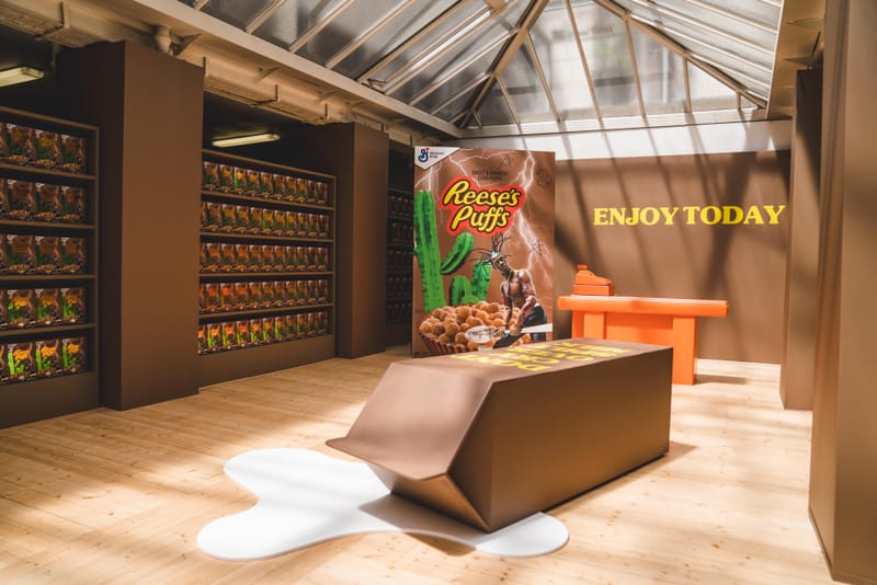 Rentrez dans le pop-up parisien de la collab Travis Scott x Reese's Puffs et découvrez son merch