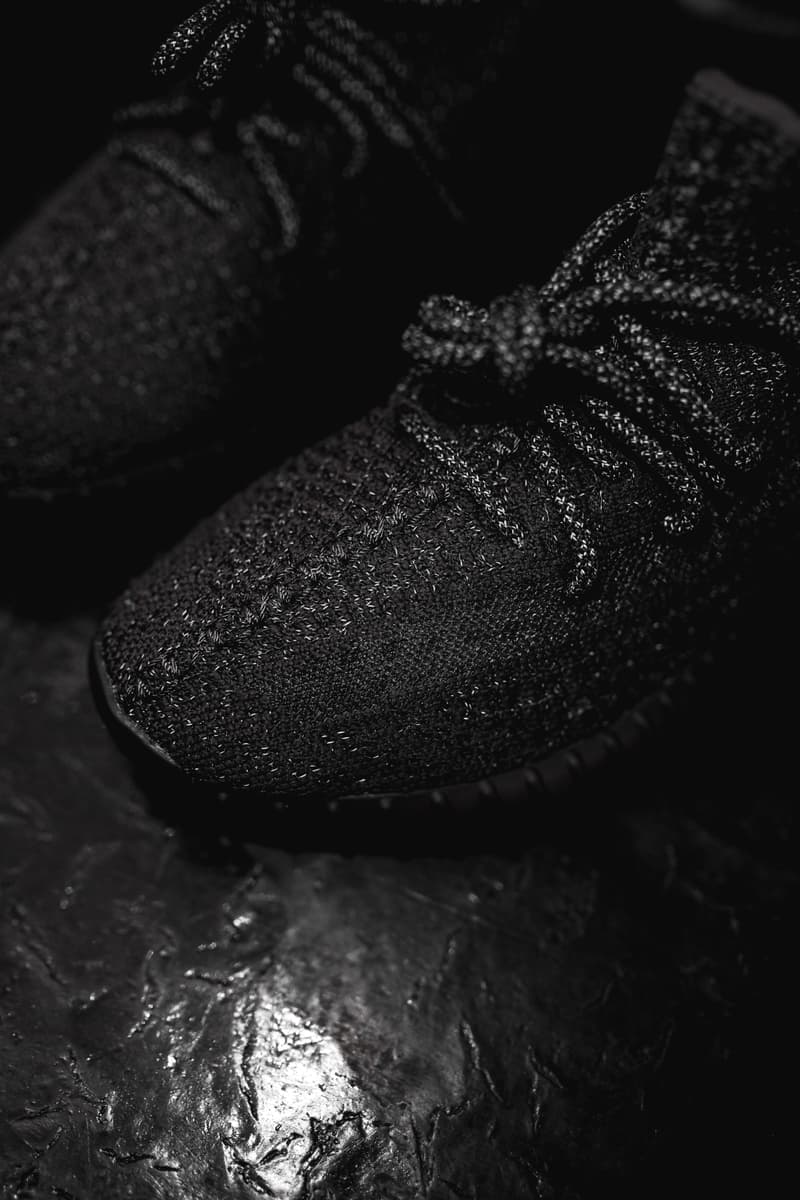 Photos de la YEEZY 350 V2 "Static Black Reflective"