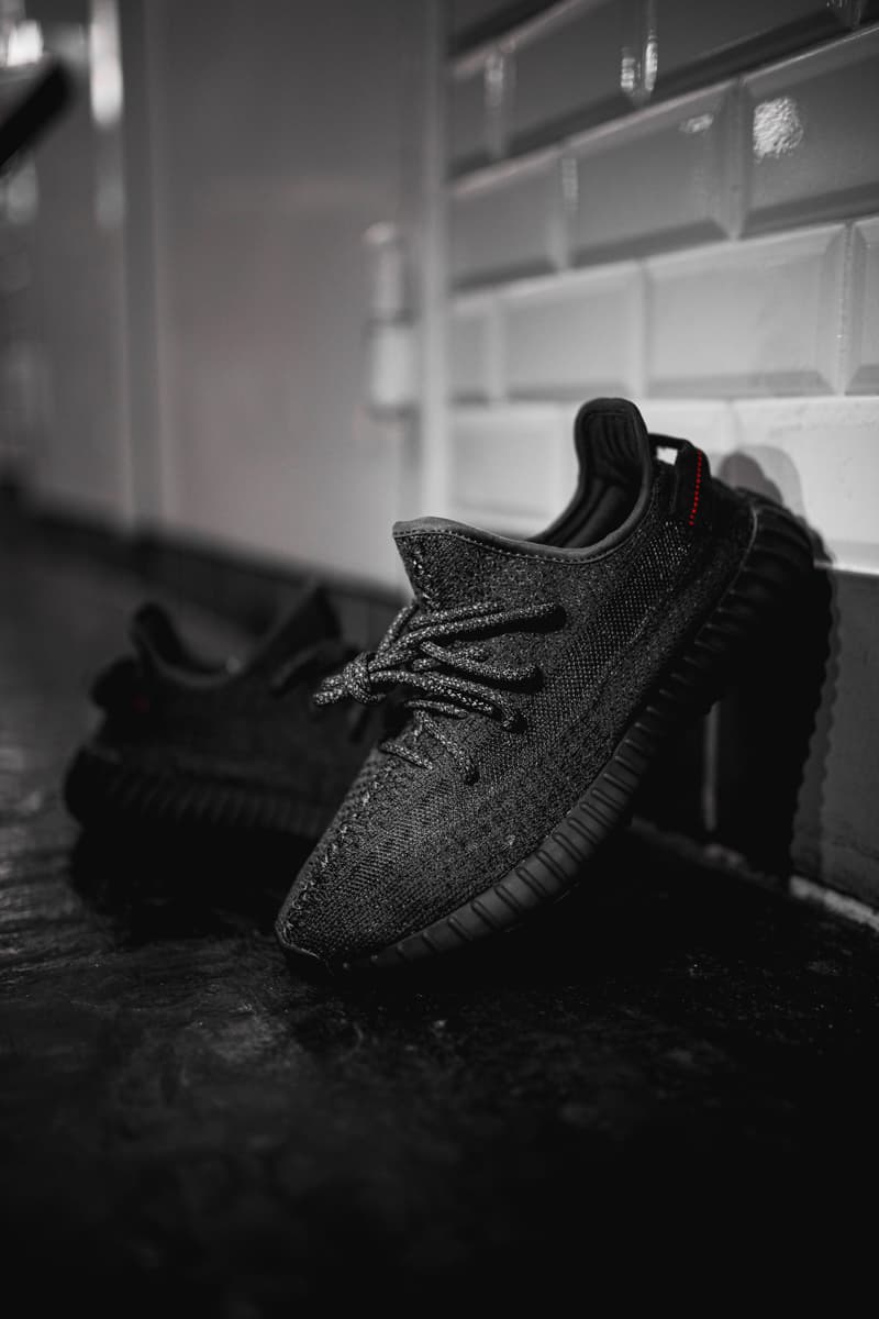 Photos de la YEEZY 350 V2 "Static Black Reflective"
