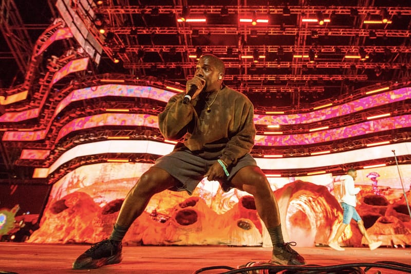 Kanye West pose avec plus de 1000 prototypes YEEZY pour la couverture du magazine Forbes