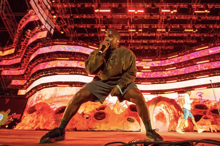 Kanye West pose avec plus de 1000 prototypes YEEZY pour la couverture du magazine Forbes