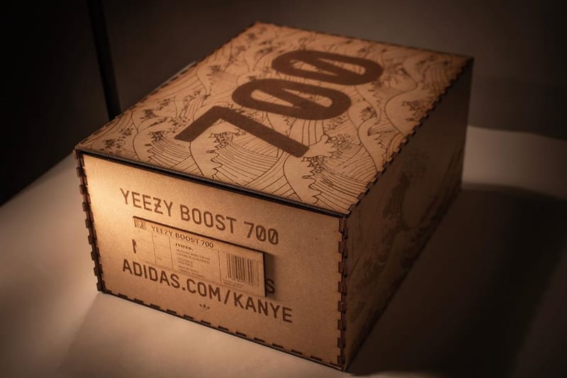 Le graphiste RVCREA dévoile une boite en bois customisée pour la YEEZY 700 WAVE RUNNER