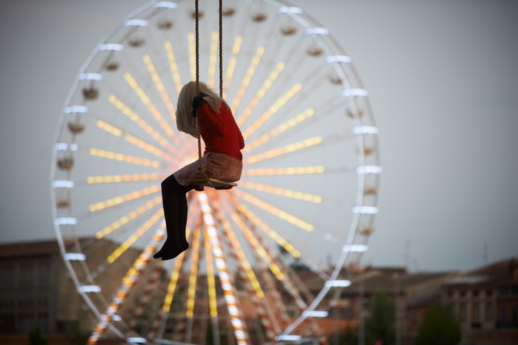L'artiste américain Mark Jenkins installe ses sculptures capuchées dans les rues de Toulouse