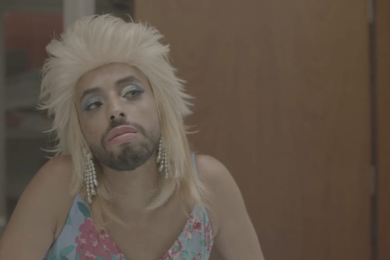 Nemir se travestit en multiples personnages dans le clip de "Sur ma vie" en feat avec Alpha Wann