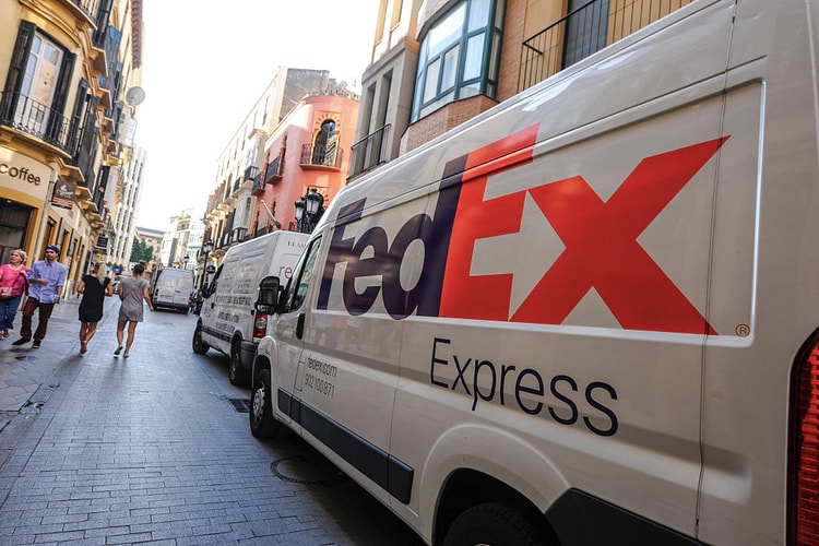 Vidéo - Quand un employé de FedEx ouvre son camion pour vendre en pleine rue les YEEZY qu'il est censé livrer