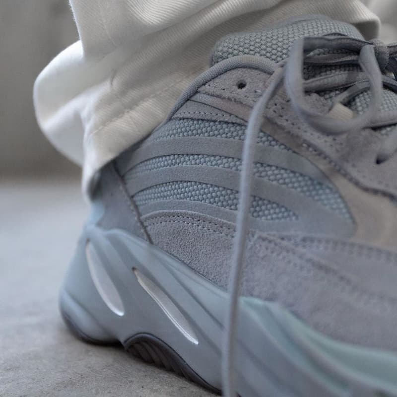 Photos YEEZY 700 V2 HOSPITAL BLUE