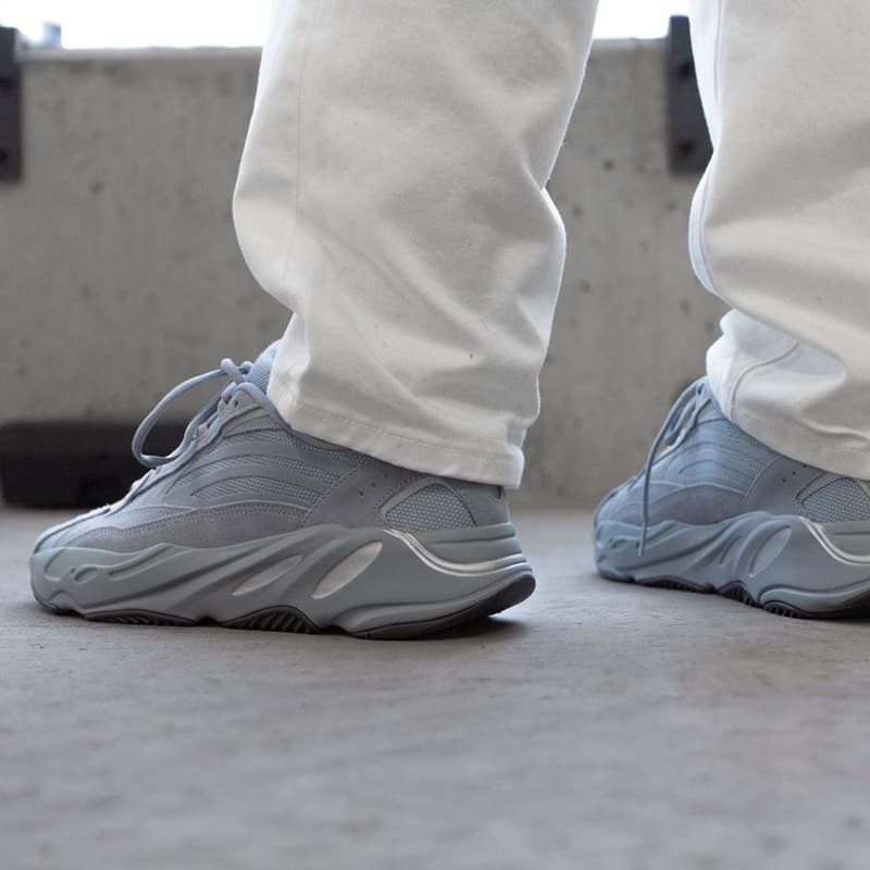 Photos YEEZY 700 V2 HOSPITAL BLUE