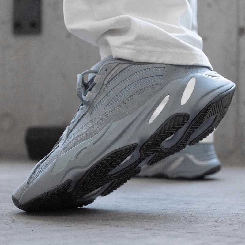 Photos YEEZY 700 V2 HOSPITAL BLUE