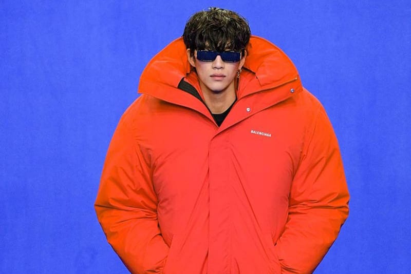 Silhouettes imposantes, sneakers... Balenciaga présente sa nouvelle collection à la Fashion Week de Paris