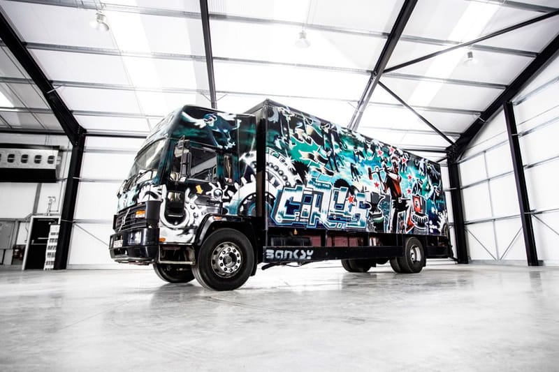 Un camion peint par Banksy pourrait être vendu plus d'1 million d'euros lors d'une vente aux enchères