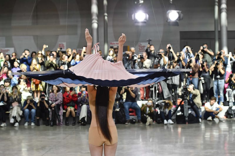 Vidéo - Issey Miyake fait descendre ses robes depuis le plafond à la Fashion Week de Paris