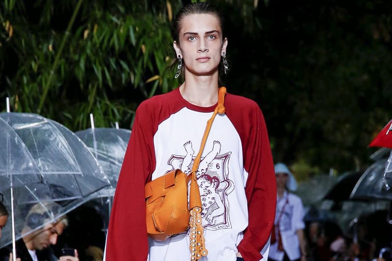 Dans le silence et sous la pluie, Lanvin présente sa collection Printemps/Été 2020 à la Fashion Week de Paris