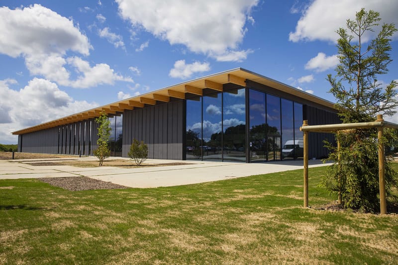 Louis Vuitton inaugure son nouvel atelier de maroquinerie en France