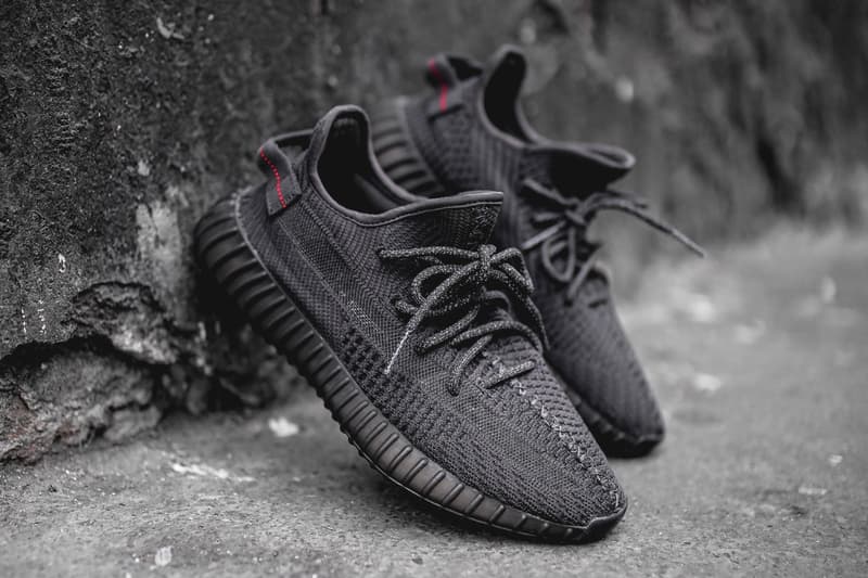 Photo YEEZY 350 V2 "Triple Black"