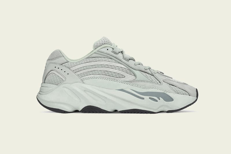 La YEEZY BOOST 700 V2 se dévoile dans un coloris "Hospital Blue"