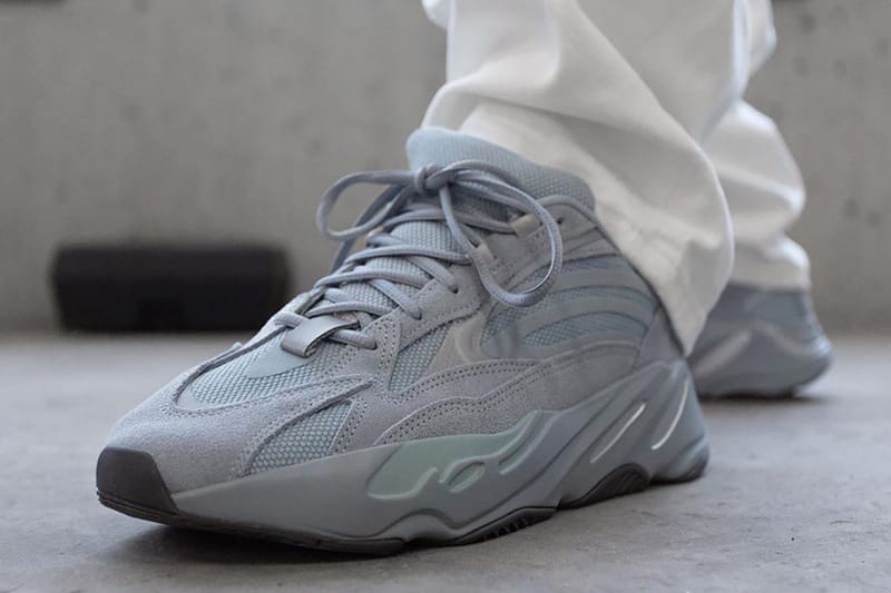 Un premier aperçu détaillé et porté de la YEEZY BOOST 700 V2 "Hospital Blue"