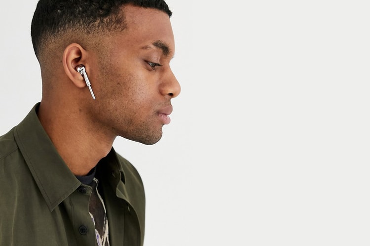 L'accessoire insolite : des AirPods factices argentés pour décorer vos oreilles
