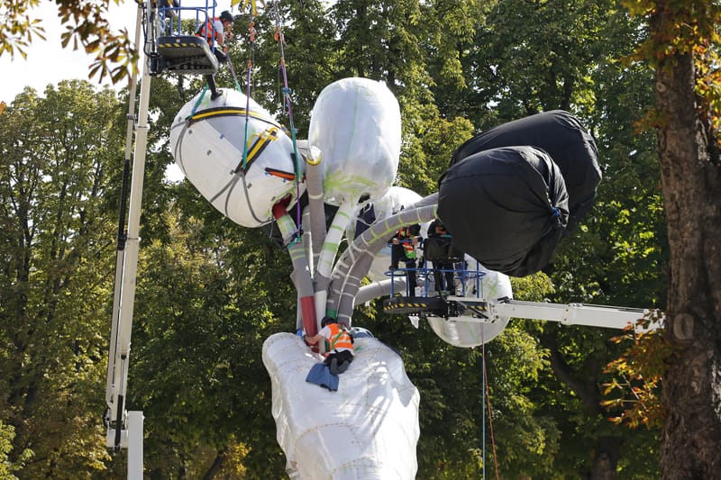 Jeff Koons "attristé" par les polémiques autour de l'inauguration de son "Bouquet de tulipes" à Paris
