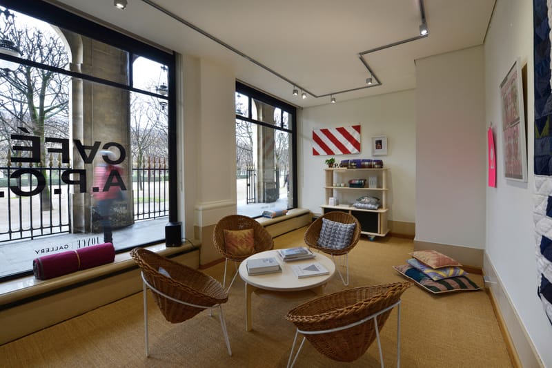 Plongez dans le café A.P.C. qui s'ouvre à Paris