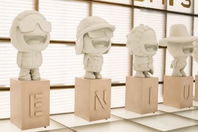 Moncler installe des figurines inédites à Paris pour le lancement de sa collection Genius