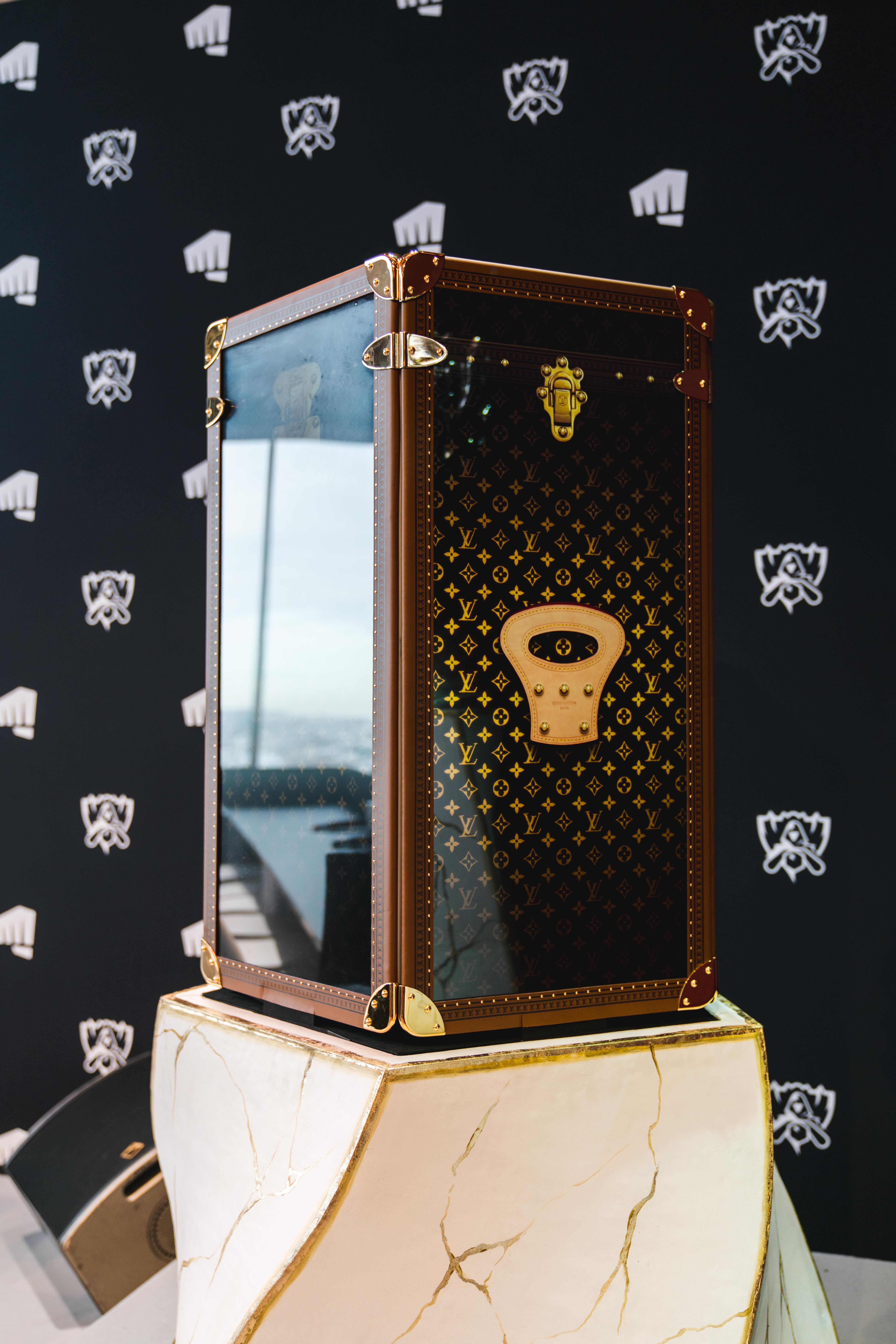 Louis Vuitton : Tous les secrets de la malle imaginée pour le trophée de League  of Legends
