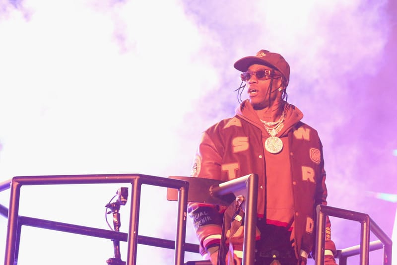 Travis Scott pose en Une du magazine "Harper's BAZAAR" avec des créations Dior inédites