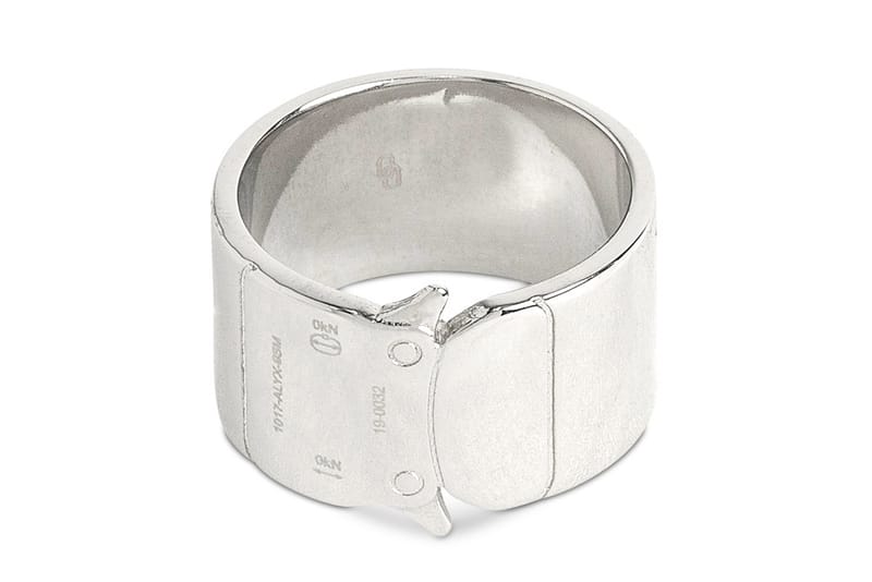 1017 ALYX 9SM droppe une bague en argent détaillée de son iconique "Rollercoaster Buckle"