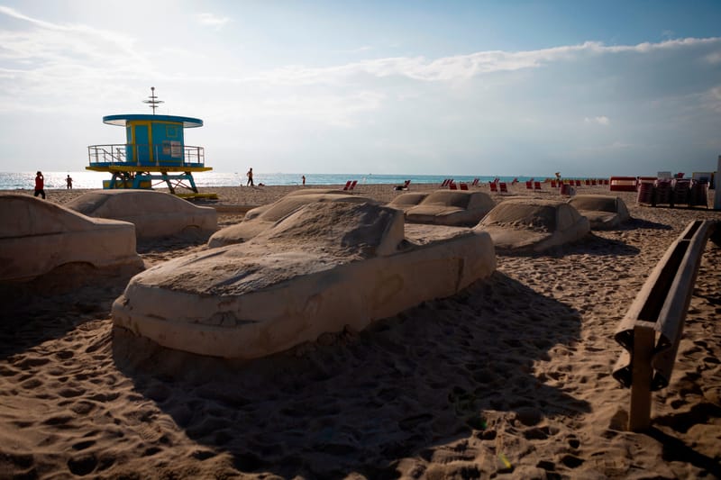 L'artiste Leandro Erlich recrée un faux embouteillage sur Miami Beach pour alerter sur le changement climatique