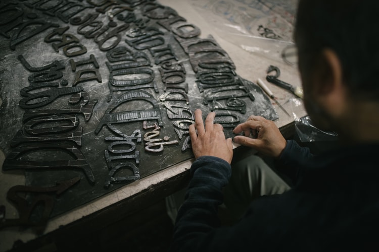 Zoom sur le savoir-faire unique au monde qui a rendu possible la collection Dior x Shawn Stussy