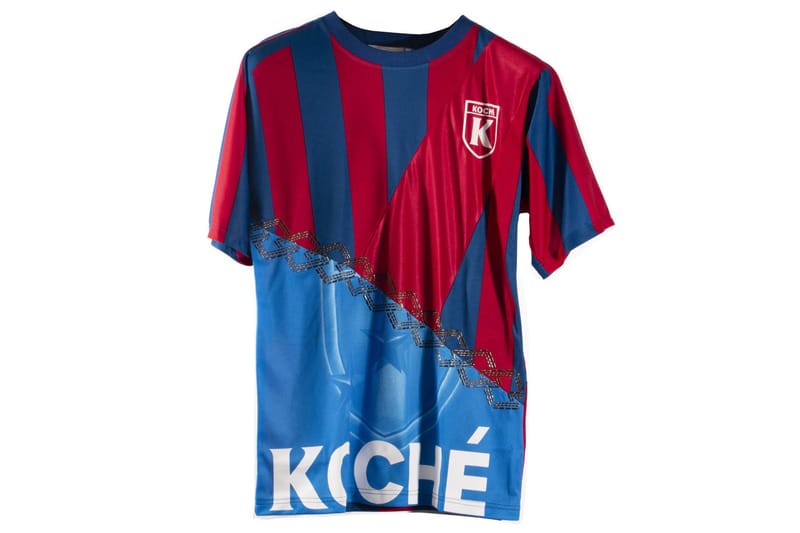 KOCHÉ droppe un tout nouveau maillot fabriqué de textiles recyclés